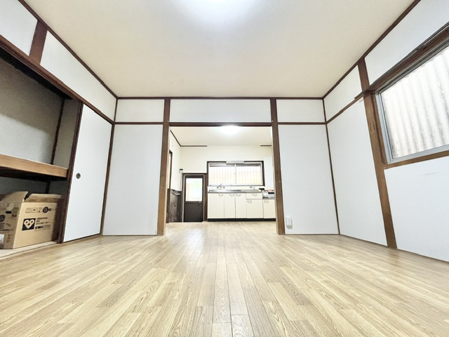 西板持町8丁目戸建の居間・リビング