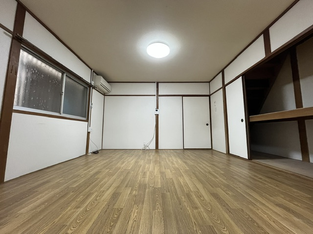 西板持町8丁目戸建の居間・リビング