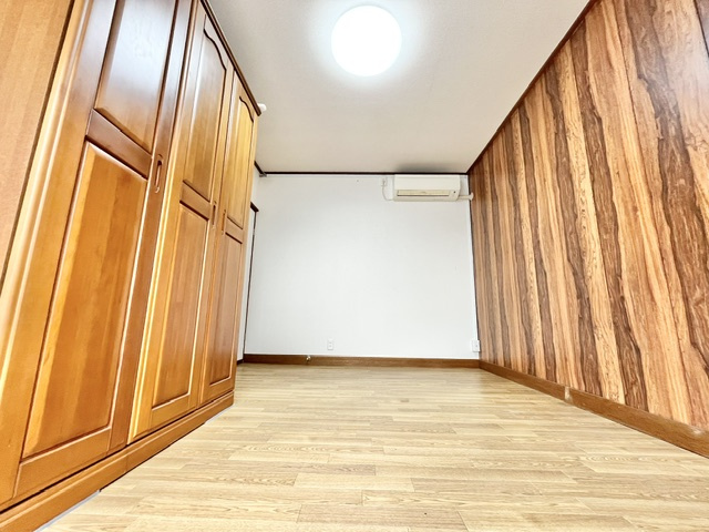 西板持町8丁目戸建の洋室
