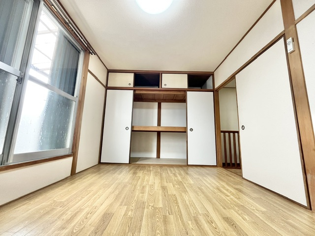 西板持町8丁目戸建の洋室
