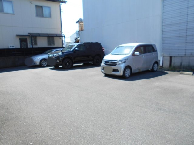 プリシェール壱番館の駐車場