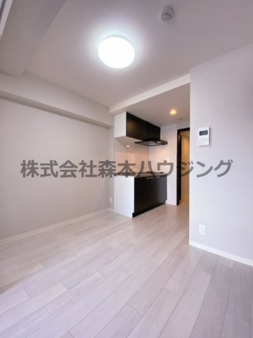 【居間・リビング】 | 　サンフレンドソラーナ | ※同タイプ別室の写真を使用しています。
　設備内容や色調など相違がある場合は実際のお部屋の現状優先となります。