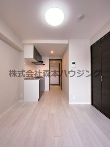 【居間・リビング】 | 　サンフレンドソラーナ | ※同タイプ別室の写真を使用しています。
　設備内容や色調など相違がある場合は実際のお部屋の現状優先となります。