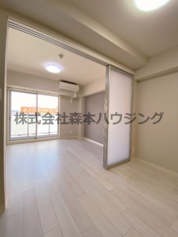 【居間・リビング】 | 　サンフレンドソラーナ | ※同タイプ別室の写真を使用しています。
　設備内容や色調など相違がある場合は実際のお部屋の現状優先となります。