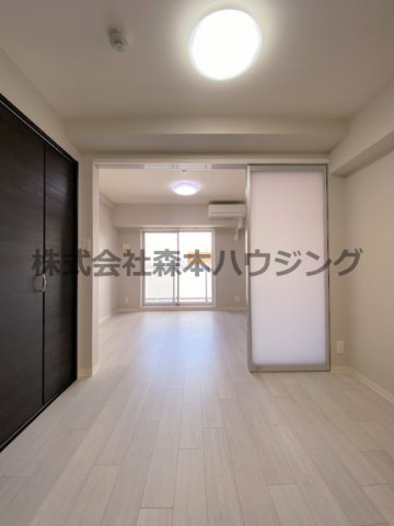 【居間・リビング】 | 　サンフレンドソラーナ | ※同タイプ別室の写真を使用しています。
　設備内容や色調など相違がある場合は実際のお部屋の現状優先となります。