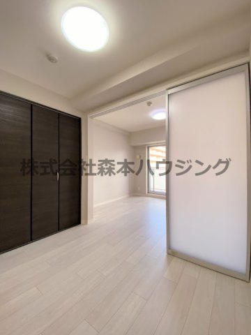 【居間・リビング】 | 　サンフレンドソラーナ | ※同タイプ別室の写真を使用しています。
　設備内容や色調など相違がある場合は実際のお部屋の現状優先となります。
