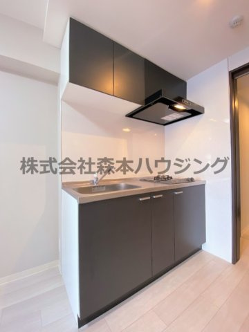 【キッチン】 | 　サンフレンドソラーナ | ※同タイプ別室の写真を使用しています。
　設備内容や色調など相違がある場合は実際のお部屋の現状優先となります。