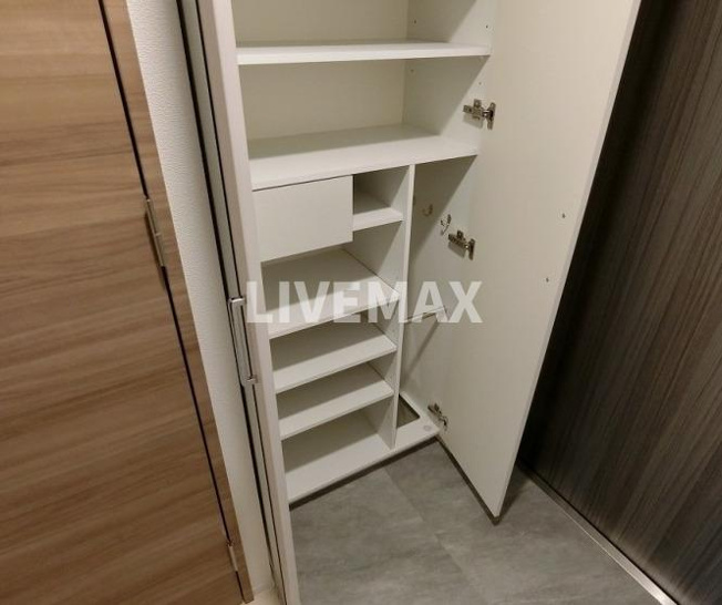 シューズボックス　※別部屋のお写真になります