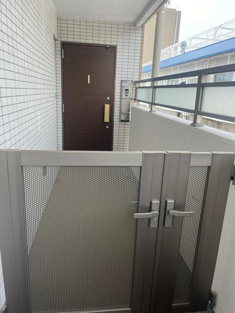 ニューシティアパートメンツ西大島の玄関