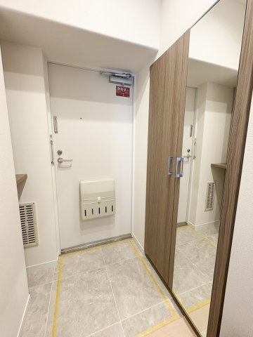 ソフトタウン晴海の玄関|ソフトタウン晴海：玄関横には姿見が付いているので、お出かけ前のチェックもスムーズです！