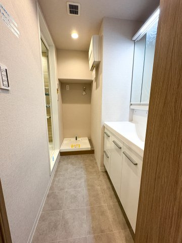 ソフトタウン晴海の独立洗面台|ソフトタウン晴海：洗面化粧台の横にはランドリースペースがあります！