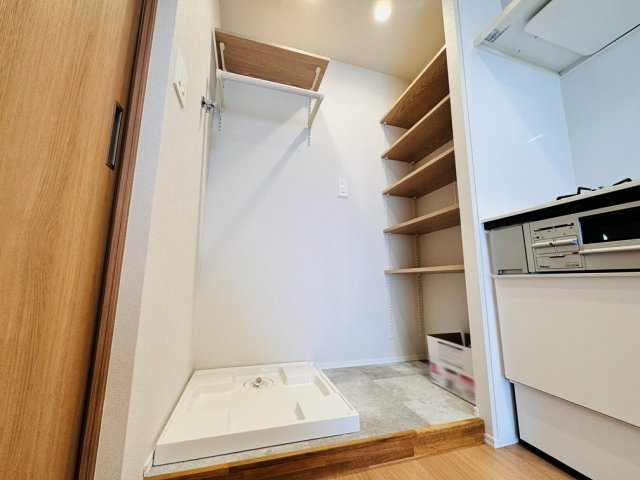 【その他】 | 中村橋シティハウス　（成増店） | 家事動線に便利なキッチン横洗濯機置き場と豊富な可動棚収納。