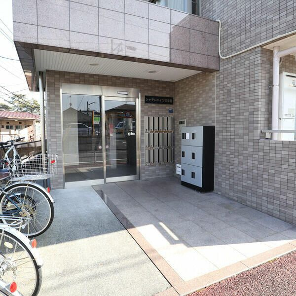 シャテロハイツ弐番館のエントランス