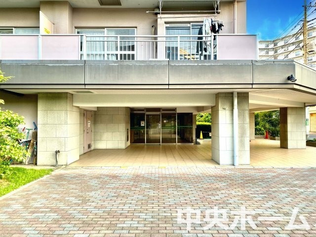 ダイアパレス立石のエントランス|【エントランス】マンションのエントランスは、その物件の印象を決める、顔とも言える場所です。毎日通る場所ですからきれいなのが一番です。エントランス内はオートロックですので暮らしの安全も確保されています。