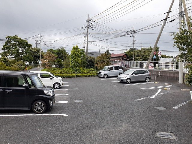 クレストガーデンⅠの駐車場