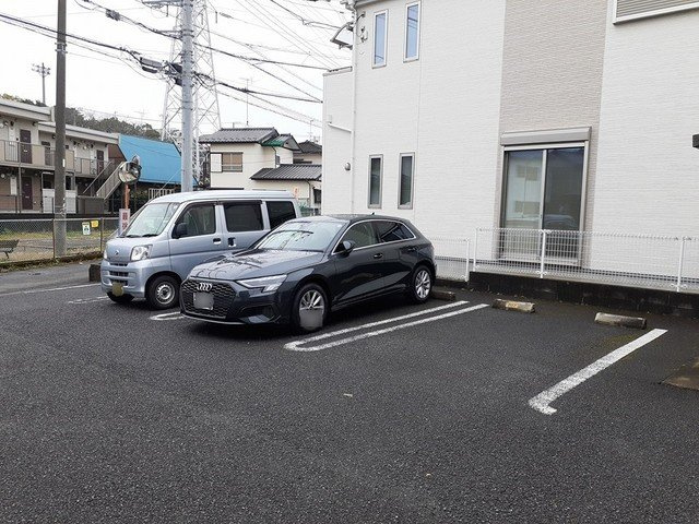 アルモニーの駐車場