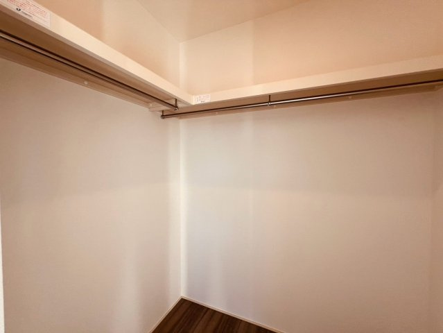 【収納】 | 杉並区南荻窪３丁目　新築戸建て　B号棟 | 収納力豊富なWICで、居室をすっきりとした空間に保てます