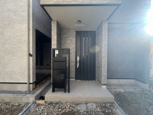 【玄関】 | 杉並区南荻窪３丁目　新築戸建て　B号棟 | 住まいの第一歩にふさわしい、清潔感あふれる玄関スペース