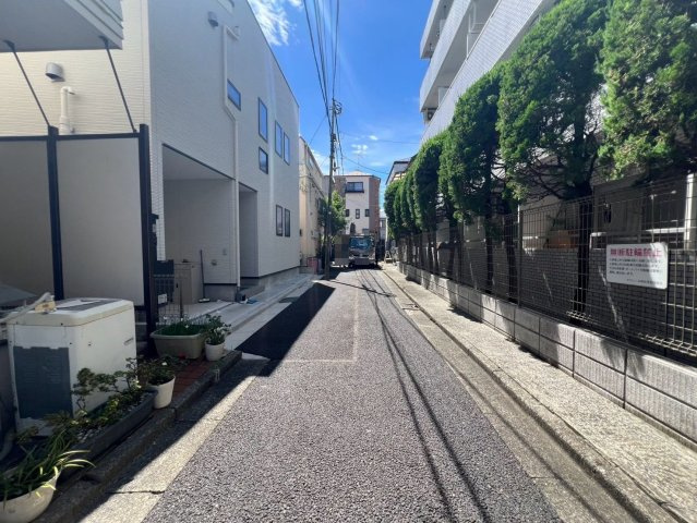 【前面道路含む現地写真】 | 杉並区南荻窪３丁目　新築戸建て　B号棟 | 落ち着いた街並みに面した、心地よい住環境です