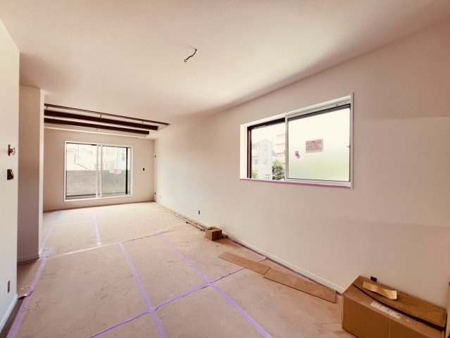 【居間・リビング】 | 杉並区南荻窪３丁目　新築戸建て　B号棟 | 【建築中】明るく開放的な空間で、家族との時間を心地よく