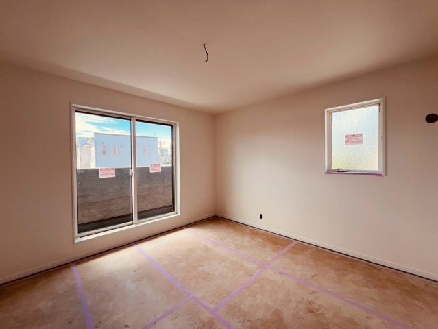 【洋室】 | 杉並区南荻窪３丁目　新築戸建て　B号棟 | 【建築中】明るく心地よい光が差し込む、落ち着きのある洋室です