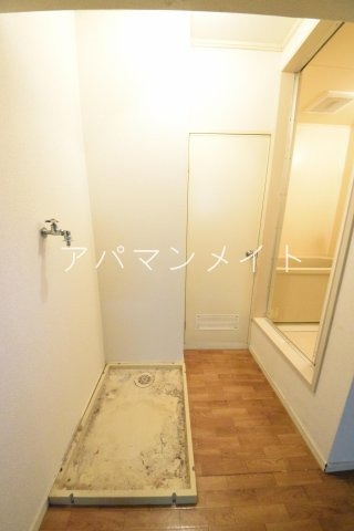 【設備】 | グローリーハイツ | 洗濯機置き場です 