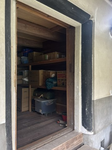 京丹波町須知　母屋・離れと白い蔵のある家のその他|蔵の入口。内部は収納のほか、趣味や創作のスペースなど活用の可能性があります。