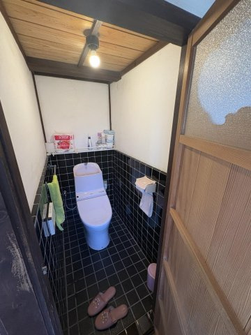 京丹波町須知　蔵のある家のトイレ|母屋の洋式トイレ