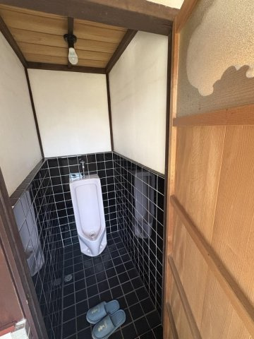 京丹波町須知　蔵のある家のトイレ|母屋の男子用トイレ
