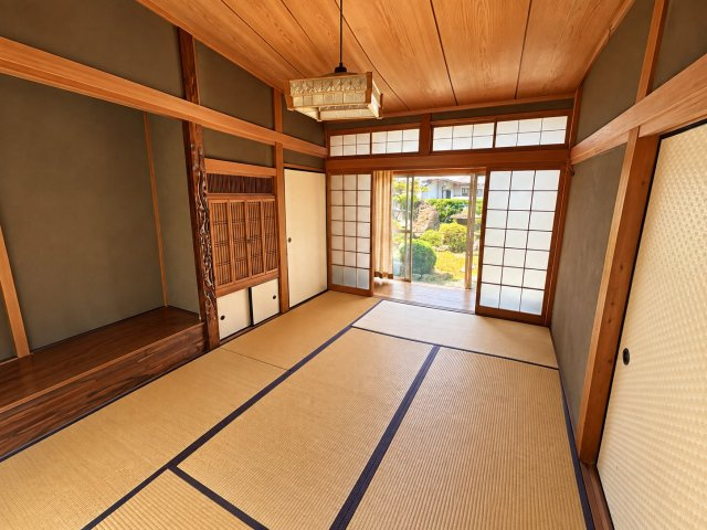 京丹波町須知　母屋・離れと白い蔵のある家の和室|2つの庭に面した母屋の6畳和室。両側から庭を望める、明るく落ち着いた空間です。