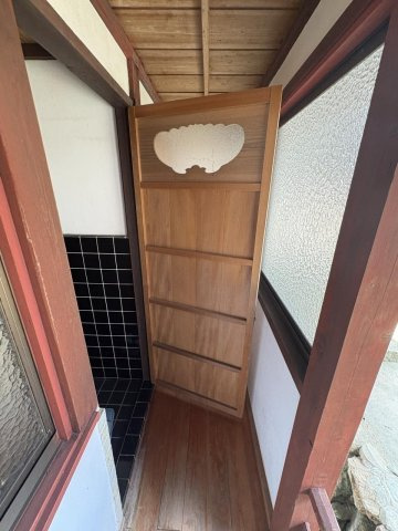 京丹波町須知　蔵のある家のトイレ|母屋の男子用トイレの扉