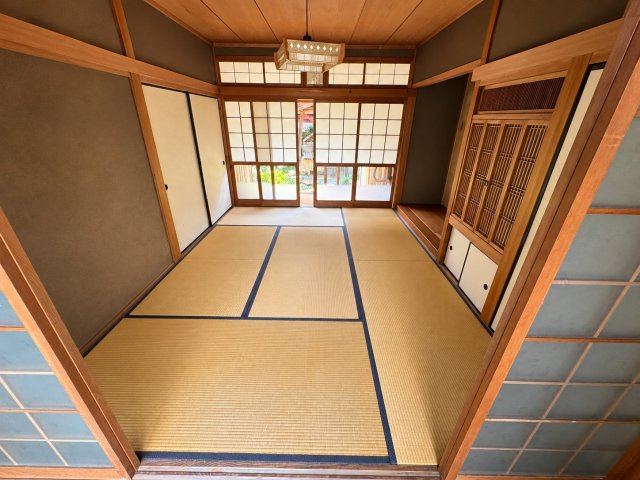 京丹波町須知　母屋・離れと白い蔵のある家の和室|2つの庭に面した母屋の6畳和室。庭を身近に感じられる落ち着いた空間です。