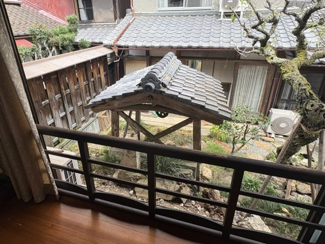 京丹波町須知　母屋・離れと白い蔵のある家の和室|離れの和室から中庭を見下ろす。母屋・離れ・庭がつながる、この家ならではの眺めです。