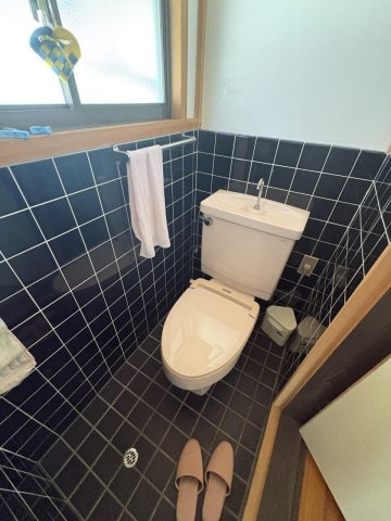 京丹波町須知　蔵のある家のトイレ|離れの洋式トイレ