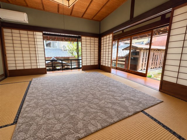京丹波町須知　母屋・離れと白い蔵のある家の和室|離れの8畳和室。奥の縁側からは、井戸のある中庭を望めます。