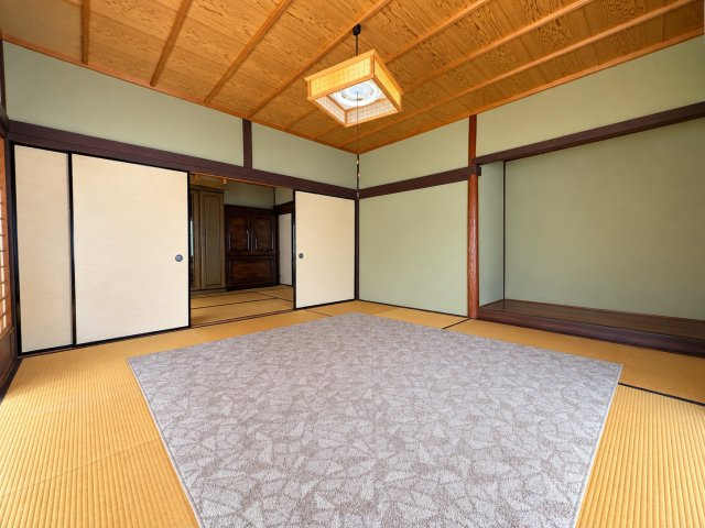 京丹波町須知　母屋・離れと白い蔵のある家の和室|ゆったりとした離れの8畳和室。続き間としても利用できます。