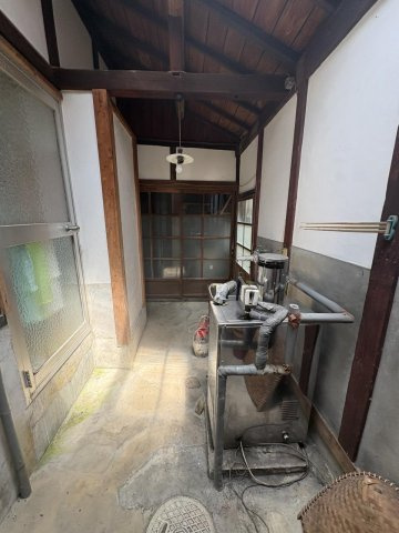 京丹波町須知　蔵のある家の発電・温水設備|母屋の土間にある給湯器