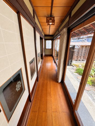京丹波町須知　母屋・離れと白い蔵のある家のその他|庭を眺めながら歩ける離れの廊下。木の温もりを感じる趣のある空間です。