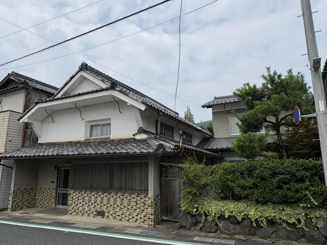 京丹波町須知　蔵のある家の外観|前面道路から母屋（左）と庭（右）の外観