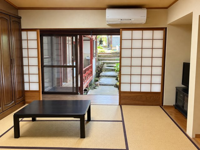 京丹波町須知　母屋・離れと白い蔵のある家の居間・リビング|庭へとつながる、開放感のある和室リビング