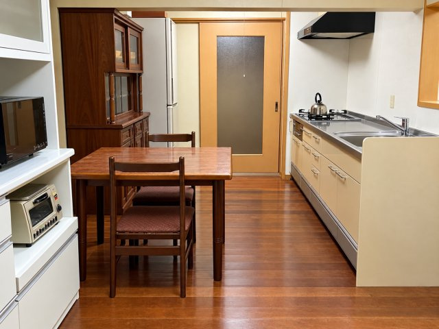京丹波町須知　母屋・離れと白い蔵のある家のキッチン|母屋のダイニングキッチン。収納スペースもあり、日々の生活をイメージしやすい空間です。