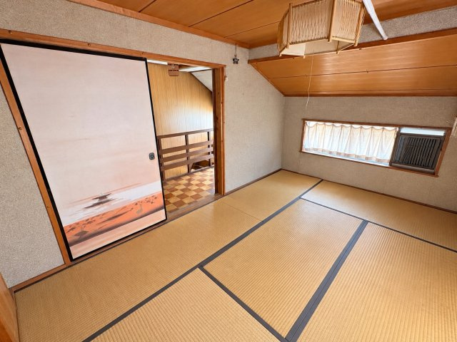 京丹波町須知　母屋・離れと白い蔵のある家の和室|母屋2階の6畳和室。落ち着いた雰囲気の居室です。