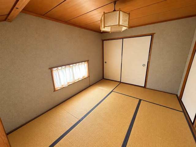 京丹波町須知　母屋・離れと白い蔵のある家の和室|母屋2階6畳和室を別方向から撮影。