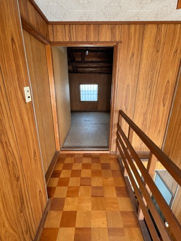 京丹波町須知　母屋・離れと白い蔵のある家のその他|母屋2階の廊下と階段。木の温もりが感じられる空間です。