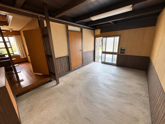 京丹波町須知　母屋・離れと白い蔵のある家の玄関|ゆったりとした玄関土間。昔ながらの家ならではの趣があります。