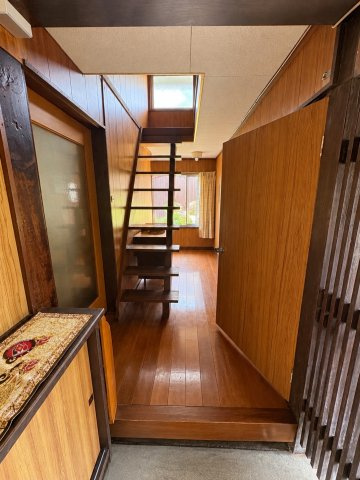 京丹波町須知　母屋・離れと白い蔵のある家の玄関|玄関土間からの上り口