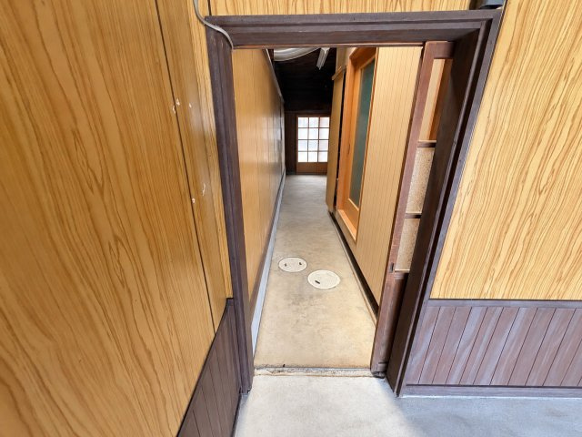 京丹波町須知　母屋・離れと白い蔵のある家の玄関|玄関から裏庭へと抜ける土間。家の中と庭をつなぐ昔ながらの造りです。