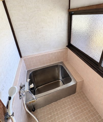 京丹波町須知　母屋・離れと白い蔵のある家の浴室|母屋の浴室
