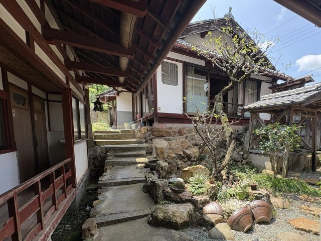 京丹波町須知　蔵のある家の庭|中庭から離れ（奥）とトイレ（左）の外観