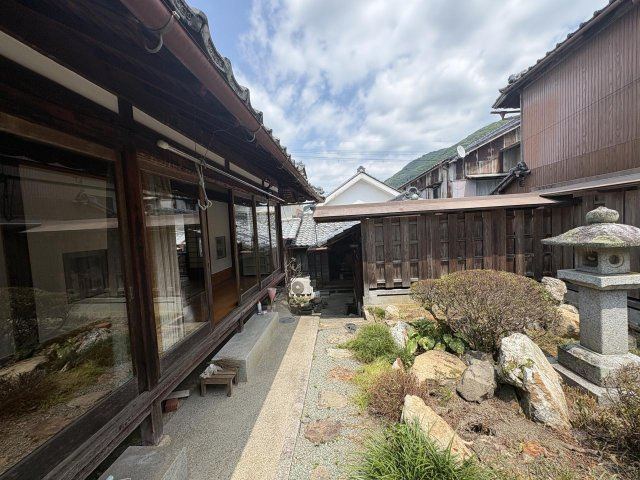 京丹波町須知　蔵のある家の庭|離れの縁側（左）の外観